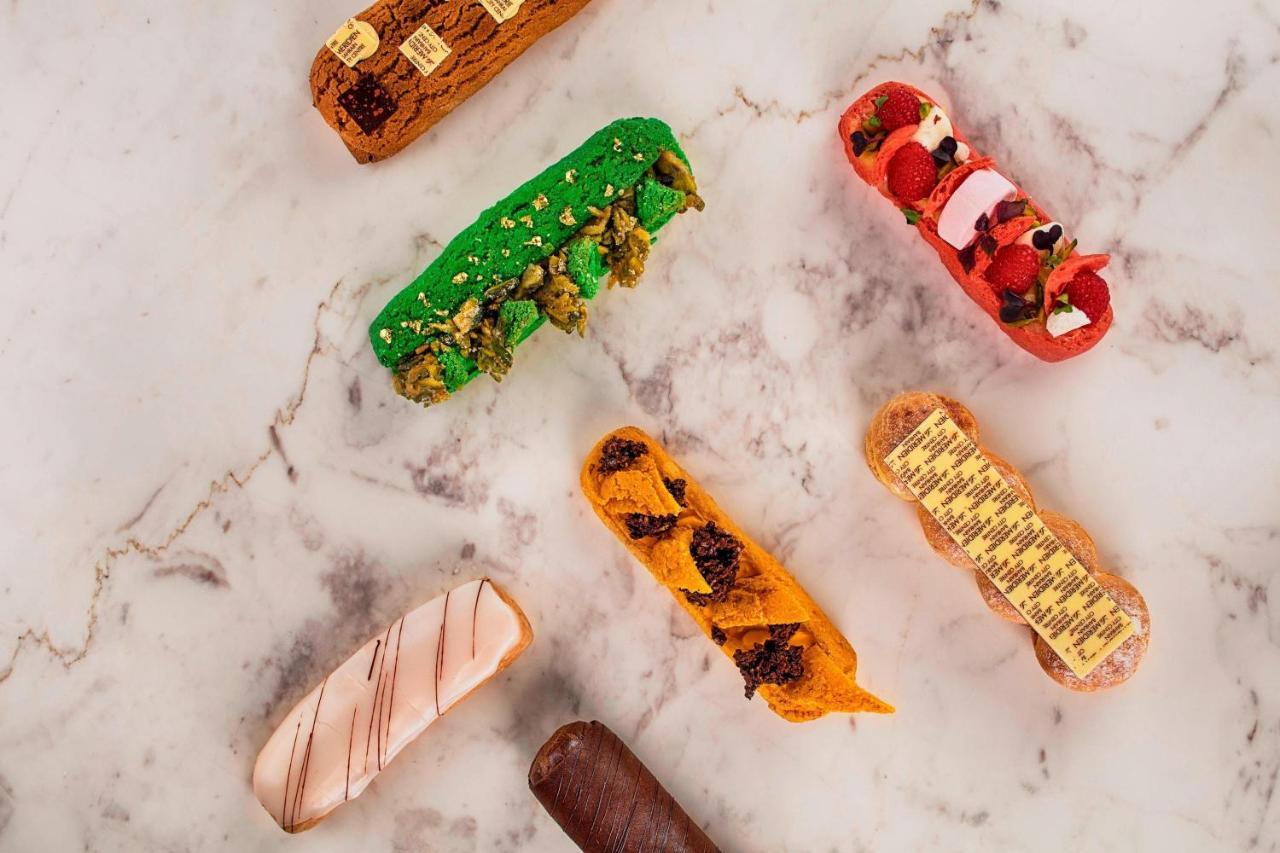 Le Meridien City Centre Bahrain Manama Eksteriør bilde An assortment of éclairs
