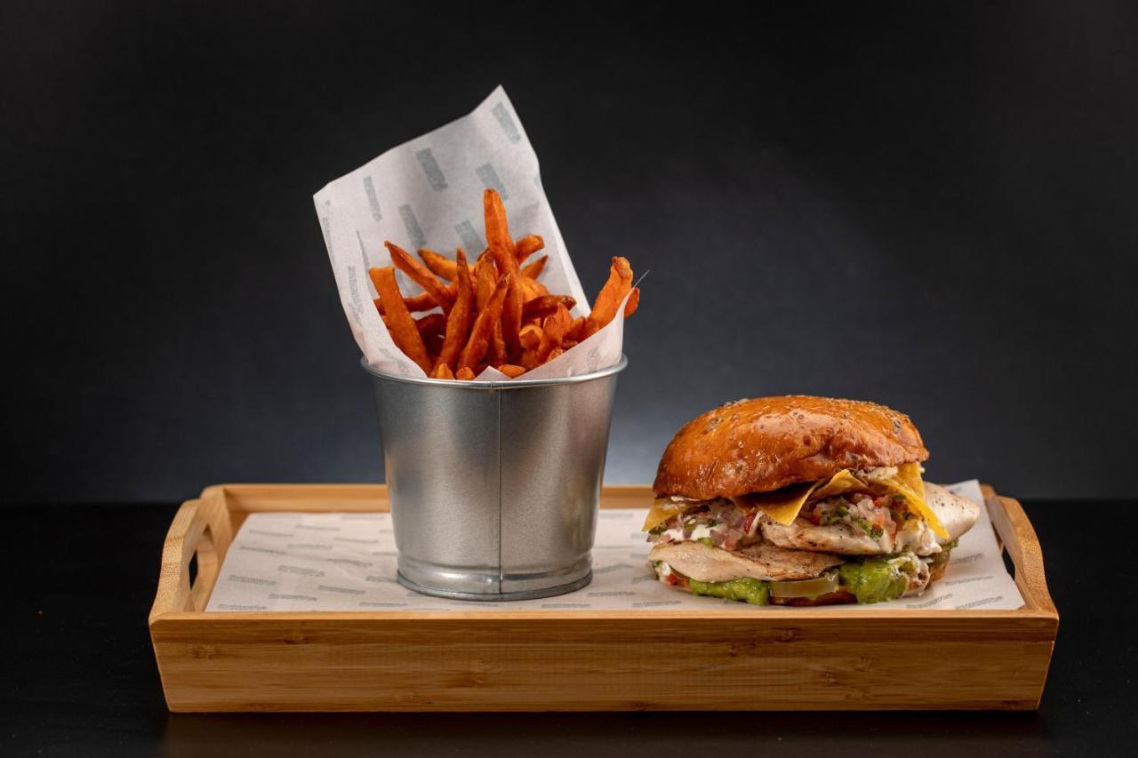 Le Meridien City Centre Bahrain Manama Eksteriør bilde A burger and fries
