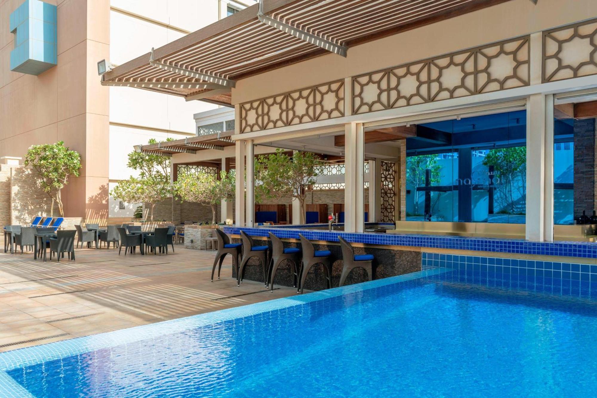 Le Meridien City Centre Bahrain Manama Eksteriør bilde The pool at the hotel