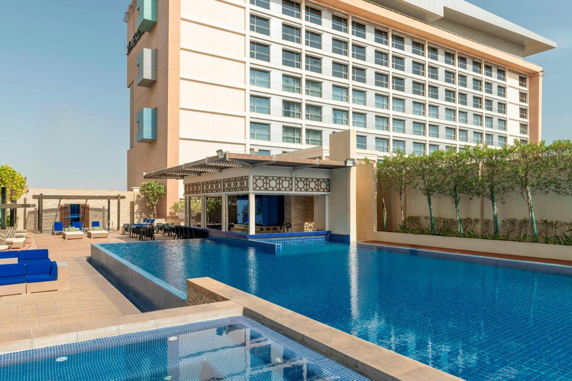 Le Meridien City Centre Bahrain Manama Eksteriør bilde The swimming pool at the hotel