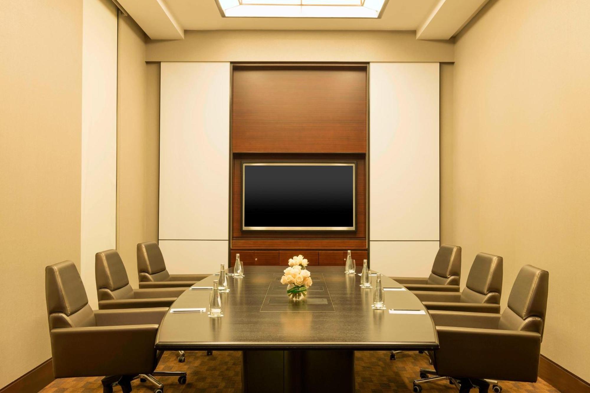 Le Meridien City Centre Bahrain Manama Eksteriør bilde A boardroom at the Four Seasons Hotel, New York City