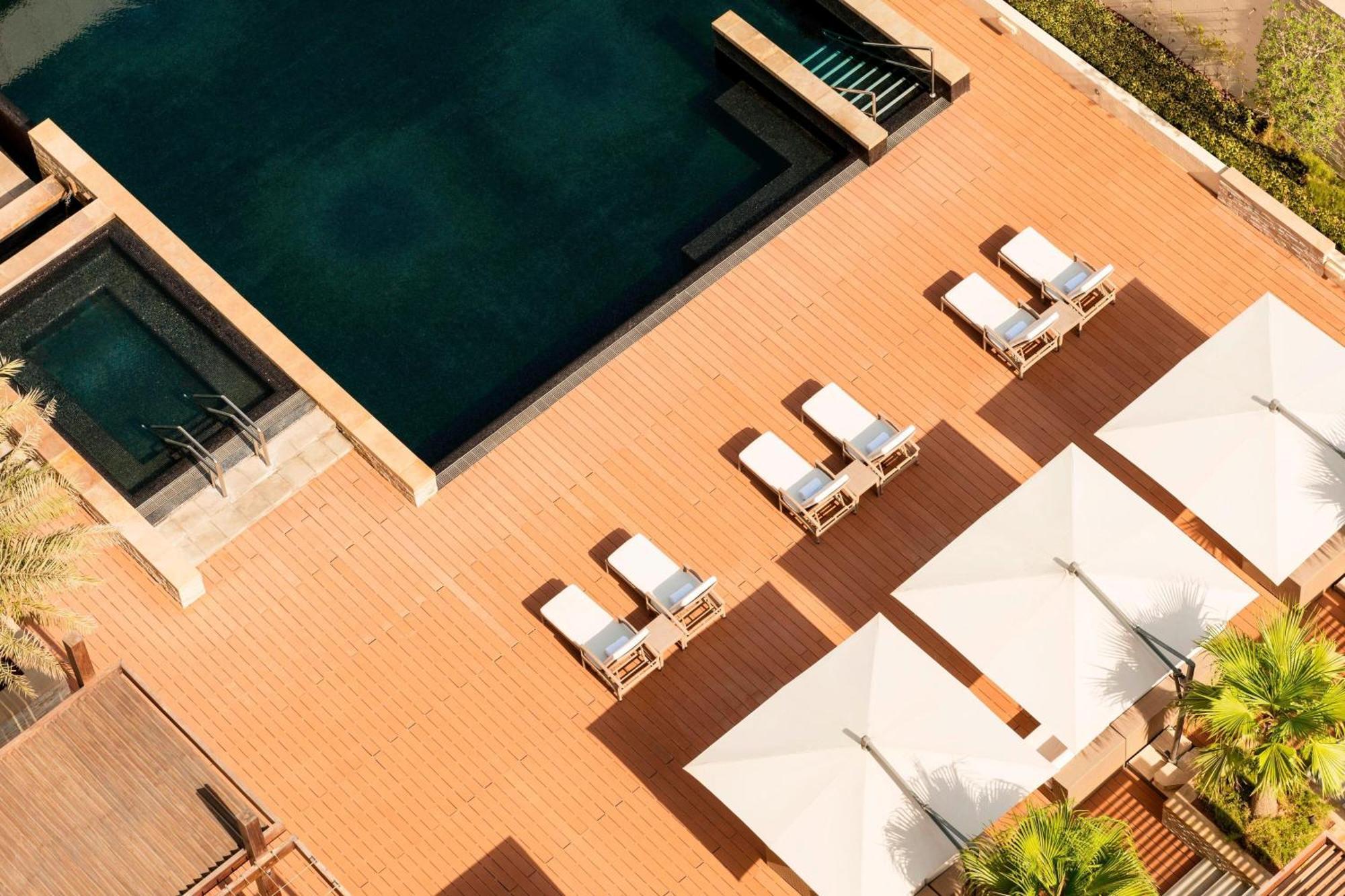 Le Meridien City Centre Bahrain Manama Eksteriør bilde The pool at the hotel